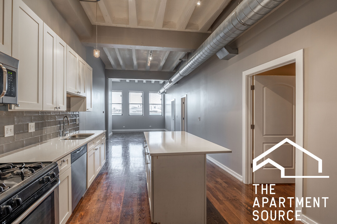 7064 N Clark St in Chicago, IL - Building Photo