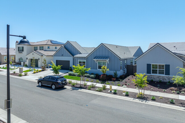 Silver Crest at Russell Ranch in Folsom, CA - Foto de edificio - Building Photo