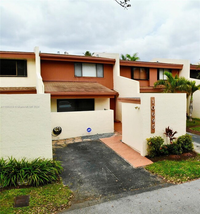 10695 SW 76th Terrace in Miami, FL - Foto de edificio - Building Photo