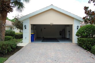 8504 SE Retreat Dr in Hobe Sound, FL - Foto de edificio - Building Photo