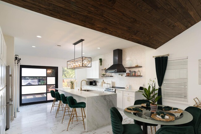 607 W Olmos Dr in San Antonio, TX - Building Photo - Building Photo