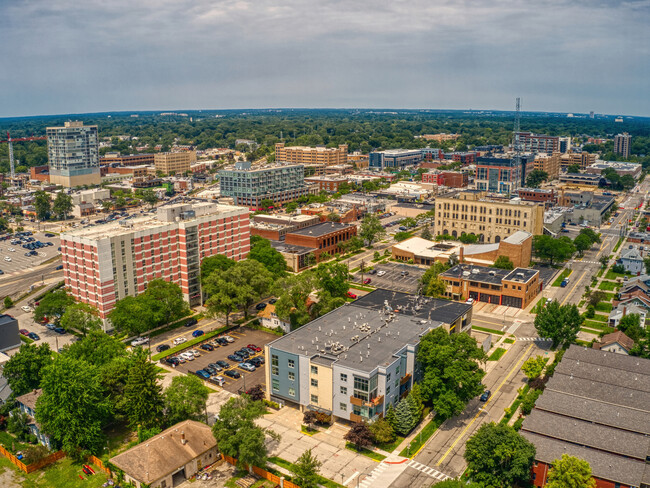 Main Living Apartments in Royal Oak, MI - Building Photo - Building Photo