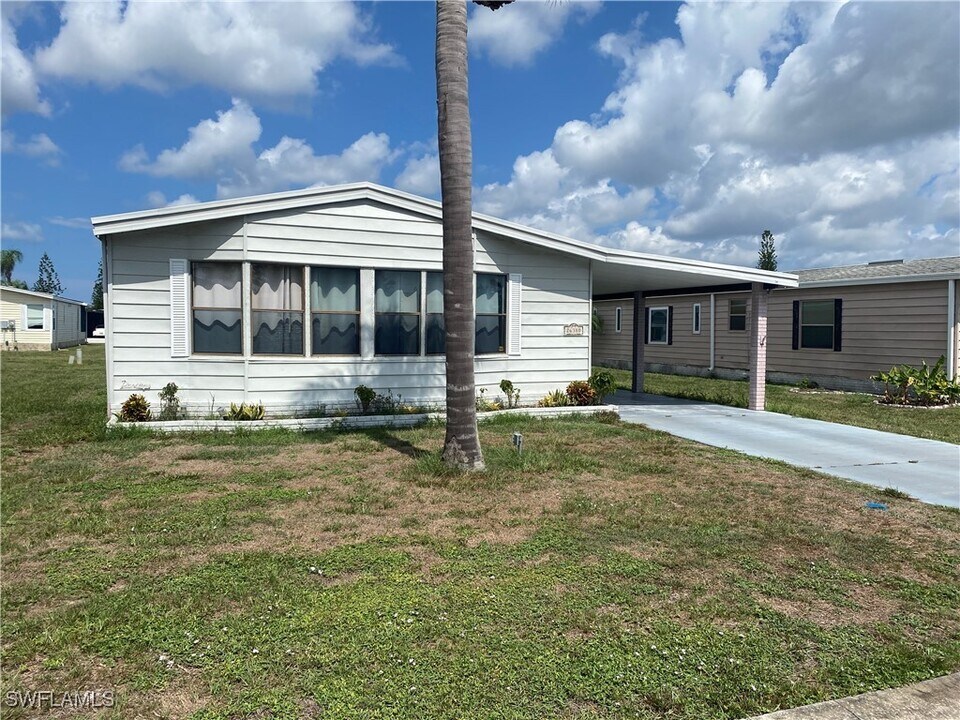 26380 New Orleans Dr in Bonita Springs, FL - Building Photo