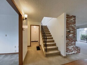 510 N Hayden Bay Dr in Portland, OR - Building Photo - Building Photo