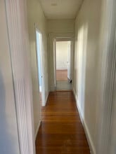 32 Charles St, Unit 2 in Holyoke, MA - Foto de edificio - Building Photo