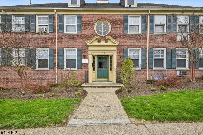 176 Millburn Ave in Millburn, NJ - Foto de edificio - Building Photo