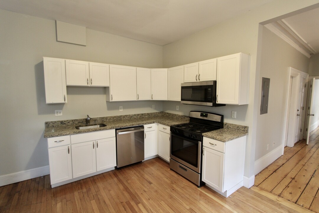126 Saratoga St in Boston, MA - Building Photo