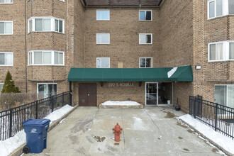 Town Square Condominiums in Schaumburg, IL - Building Photo - Building Photo