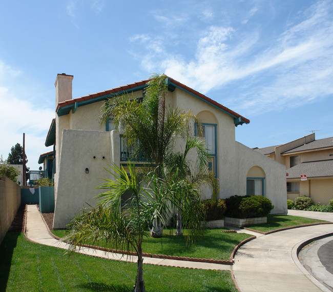 4932 Charlene Cir in Huntington Beach, CA - Foto de edificio - Building Photo