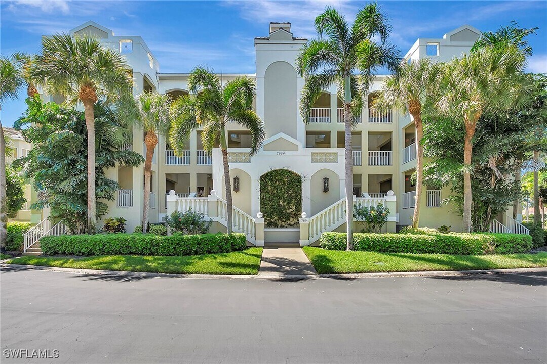 7654 Pebble Creek Cir in Naples, FL - Building Photo