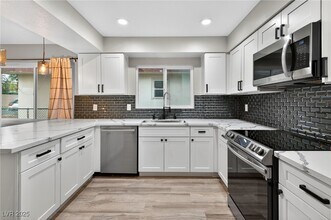 333 S Tonopah Dr in Las Vegas, NV - Building Photo - Building Photo
