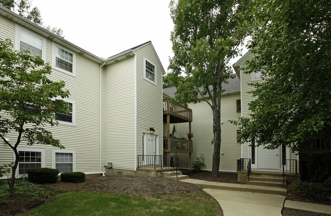 Canterbury Place in Westlake, OH - Building Photo