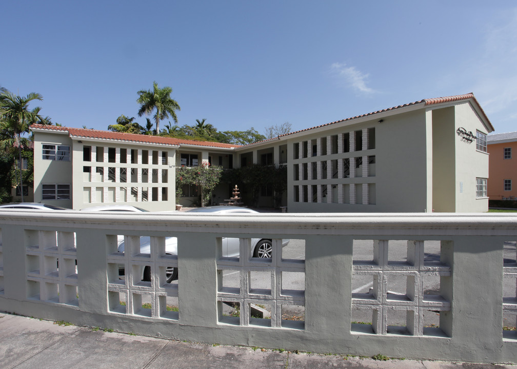 545 Coral Way in Coral Gables, FL - Building Photo