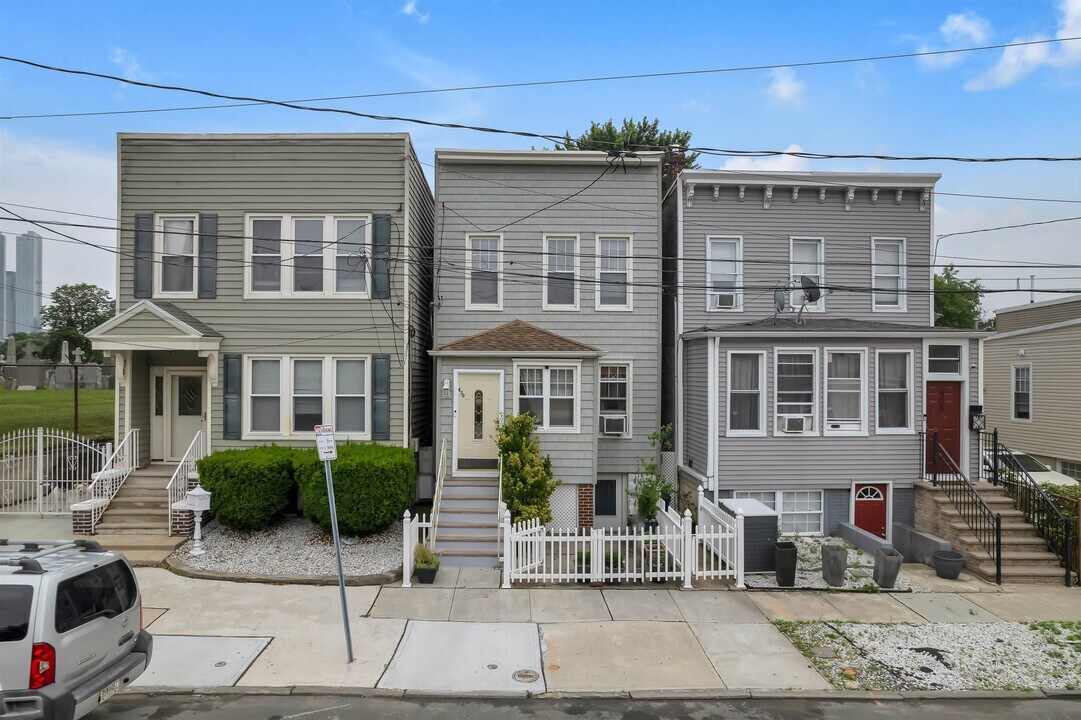 470 MALLORY Ave in Jersey City, NJ - Building Photo