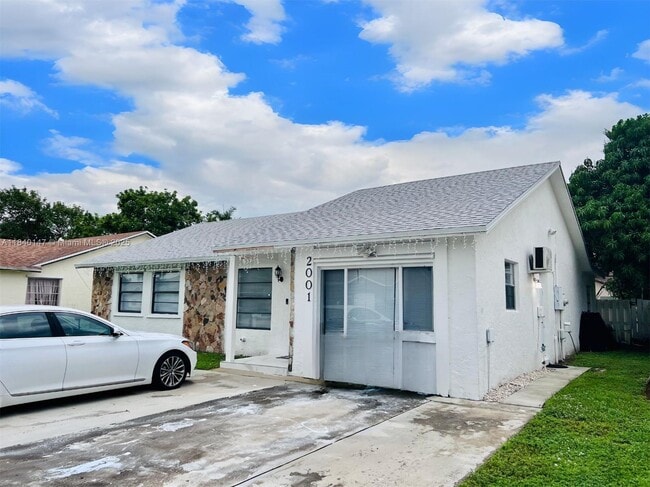 2001 SW 85th Ave in North Lauderdale, FL - Building Photo - Building Photo