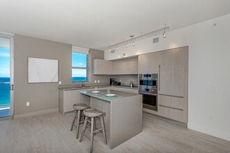 4010 S Ocean Dr in Hollywood, FL - Building Photo - Building Photo