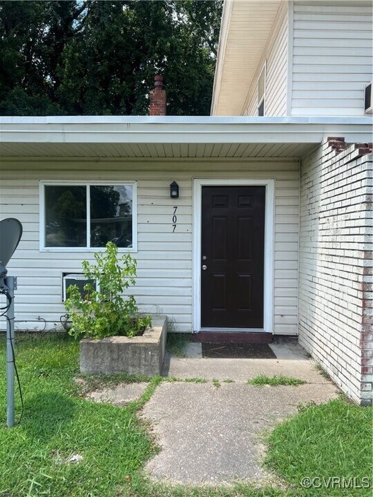 707 Monticello Dr in Hopewell, VA - Building Photo