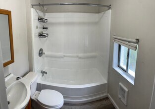 2022 Plainview Ave, Unit first Floor in Pittsburgh, PA - Foto de edificio - Building Photo