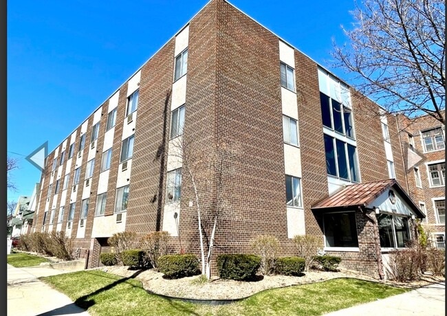 2555 N Farwell Ave in Milwaukee, WI - Foto de edificio - Building Photo