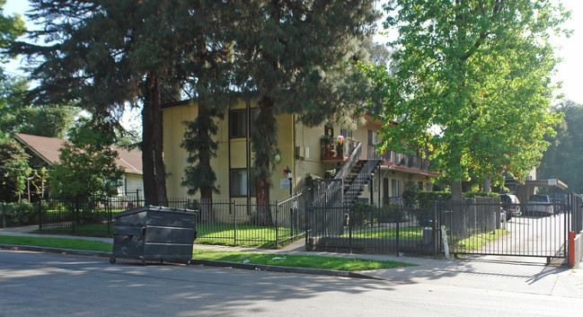 1062 N Summit Ave in Pasadena, CA - Building Photo - Building Photo