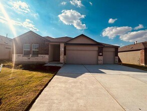 678 Silver Springs Bend in Kyle, TX - Building Photo - Building Photo