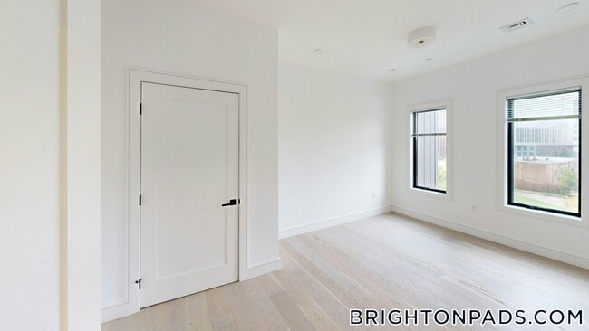 50 Leo M Birmingham Pkwy in Boston, MA - Foto de edificio - Building Photo