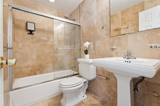 1878 NE 46th St, Unit C8C in Fort Lauderdale, FL - Foto de edificio - Building Photo