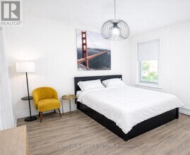 206 Bathurst St in Toronto, ON - Building Photo - Building Photo