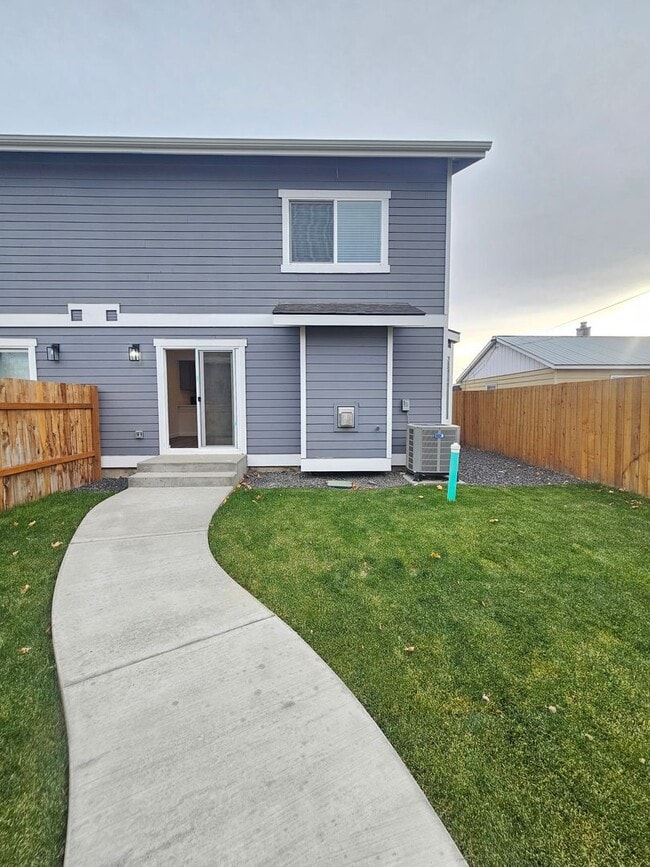 408-410 E 4th St in Warden, WA - Building Photo - Building Photo