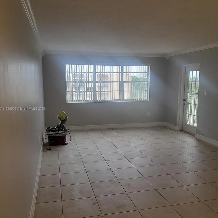 6960 Miami Gardens Dr in Hialeah, FL - Building Photo