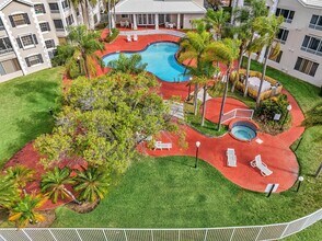 2841 N Oakland Forest Dr, Unit 211 in Oakland Park, FL - Foto de edificio - Building Photo