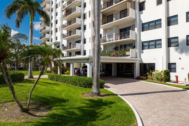 Summit Towers in Hollywood, FL - Foto de edificio - Building Photo