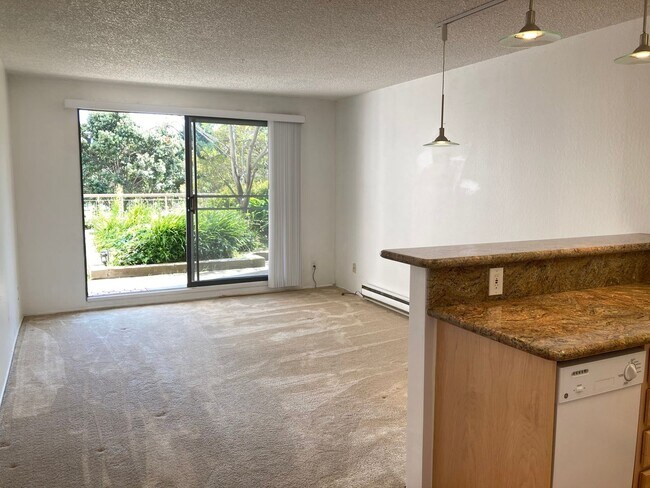 6 Commodore Dr in Emeryville, CA - Building Photo - Building Photo