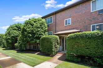 38 Bryon Rd, Unit 4 in Chestnut Hill, MA - Building Photo - Building Photo
