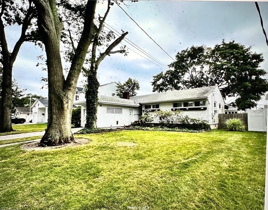 208 Broadway in Massapequa Park, NY - Foto de edificio