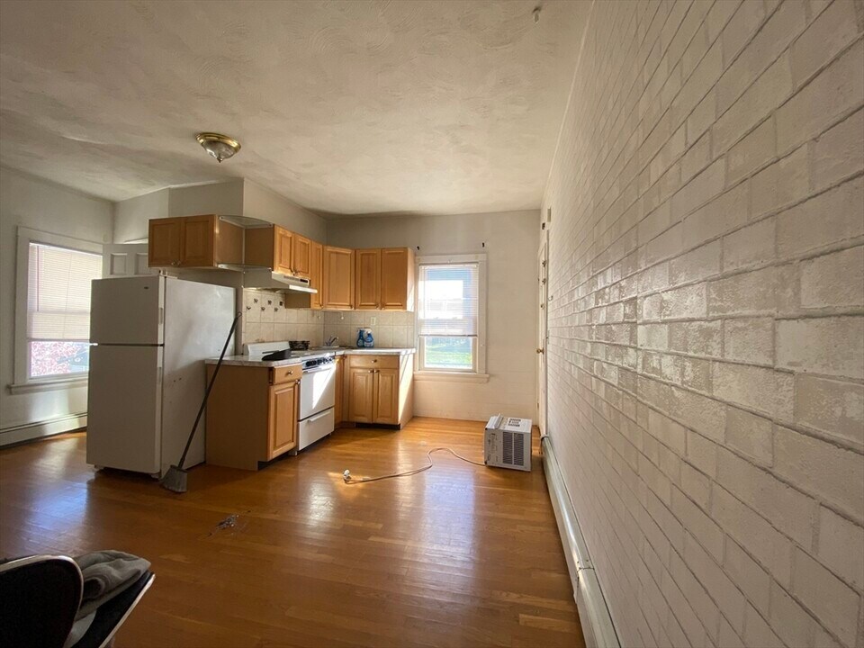 11 Snow St in Boston, MA - Building Photo