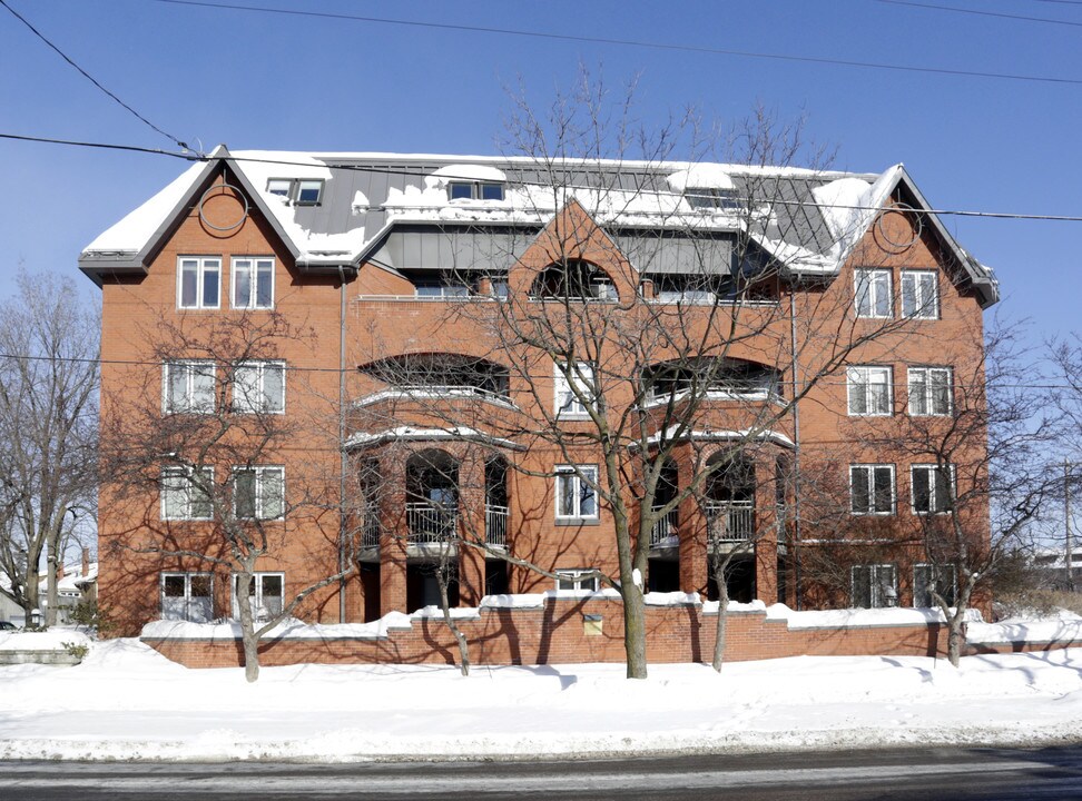 130 Queen Elizabeth Dr in Ottawa, ON - Building Photo