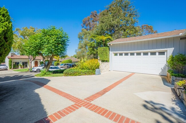 4020 Vía Picaposte in Palos Verdes Estates, CA - Foto de edificio - Building Photo