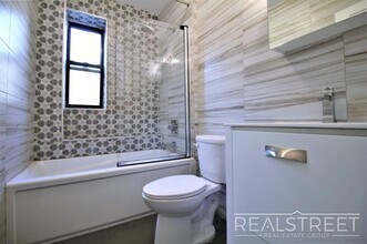 85 Eastern Pkwy, Unit 2G in Brooklyn, NY - Building Photo - Building Photo