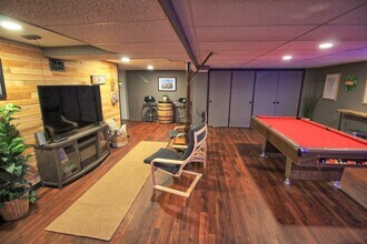 12049 W Grange Ave, Unit 1BR in Hales Corners, WI - Foto de edificio - Building Photo