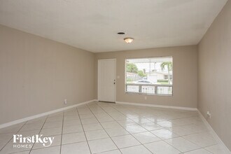 3430 NW 34th St in Lauderdale Lakes, FL - Foto de edificio - Building Photo