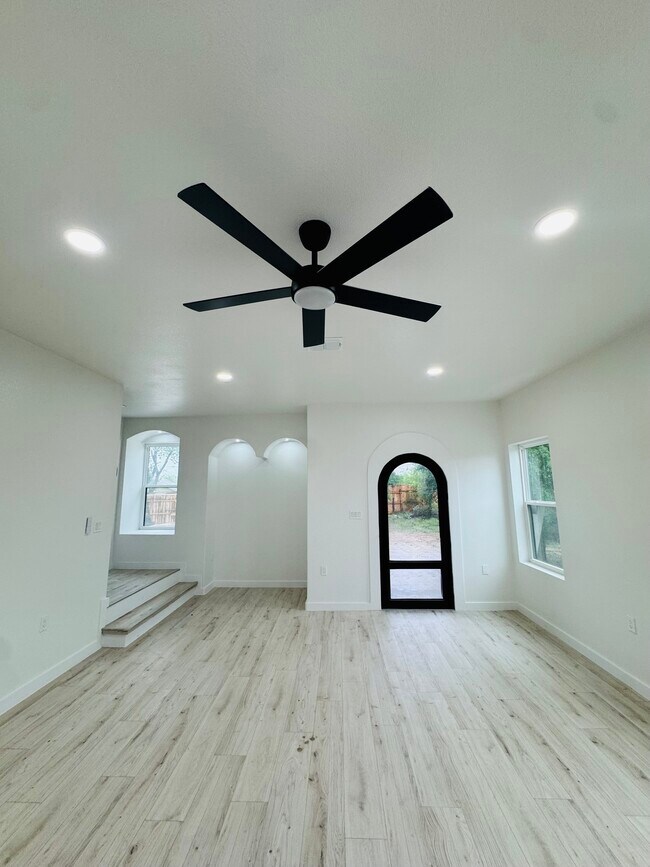 387 Old Lockhart Rd in Lockhart, TX - Foto de edificio - Building Photo