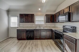 1601 Oriole St in Ennis, TX - Building Photo - Building Photo