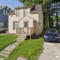 27 Clarence St in Pontiac, MI - Building Photo