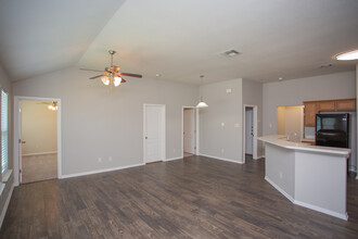 Longhorn Cove Townhomes in Denton, TX - Foto de edificio - Interior Photo