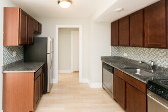 450 W Wellington Ave, Unit E2 in Chicago, IL - Building Photo - Building Photo