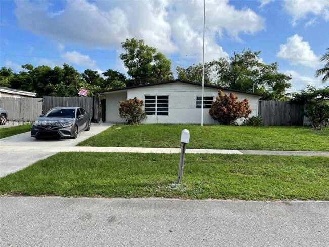 5751 SW 38th Ct in Davie, FL - Building Photo - Building Photo