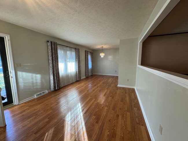 1616 Cave Mill Rd in Bowling Green, KY - Building Photo - Building Photo