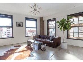 National City Tower in Los Angeles, CA - Foto de edificio - Building Photo