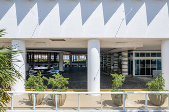 Carillon South in Miami Beach, FL - Foto de edificio - Building Photo